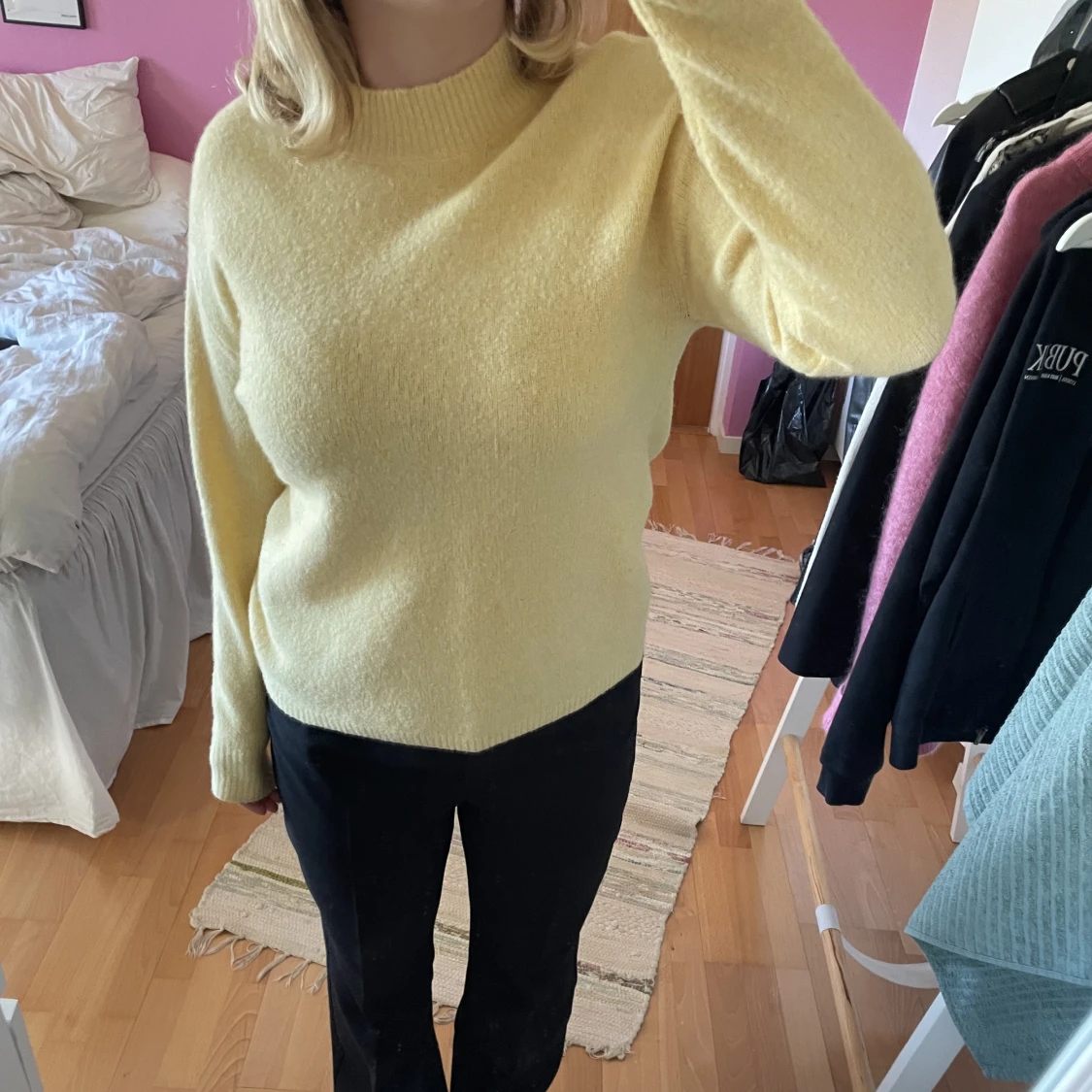 Gul stickad tröja