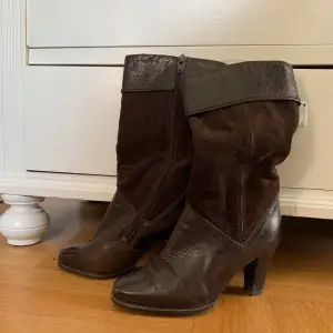 Snygga bruna boots. Jag köpte dem av en tjej som sa att det va storlek 37, det står ingen storlek på dem men de är små på mig som har 37. Skulle säga att dem passar en med storlek 36 bättre