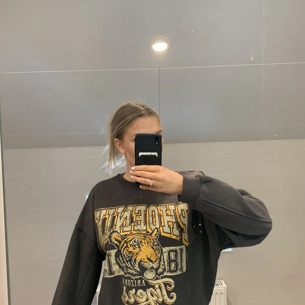 Superskönt sweatshirt köpt på carlings storlek M, använd få gånger. Tveka inte att skriva vid frågor💗. Hoodies.