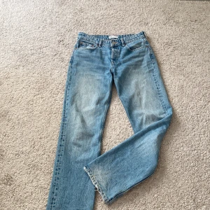Zara mid rise jeans - Säljer mina zara mid rise jeans eftersom de är för stora för mig💗