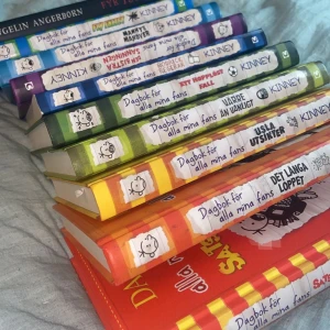 Böcker - Jag säljer några dag bock för alla mina fans böcker som är riktigt bra sick. 100kr/st 320kr för alla Desutom säljer jag en annan bok som kostar 100kr i nysick