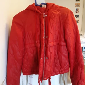 Röd Jacka - Röd jacka från H&M i storlek XS. Saknar knapp på ena fickan annars i hyfast gott skick. Har en bra och stor luva. Säljer för 80 kr + frakt. Hör av dig vid eventuella frågor.
