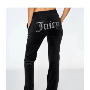 Juicy byxor  - Säljer mina jätte fina juicy byxor pågrund av att jag inte använder dom längre. Jätte fint skick, skriv privat om frågor och egna bilder❤️