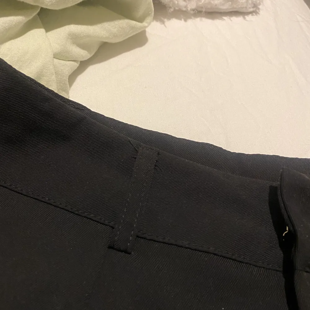 Tunna och högmidjade kostymbyxor, ”fladdriga” i materialet. Använt 2 gånger och säljer pga att dessa är för korta på mig (168 cm). . Jeans & Byxor.