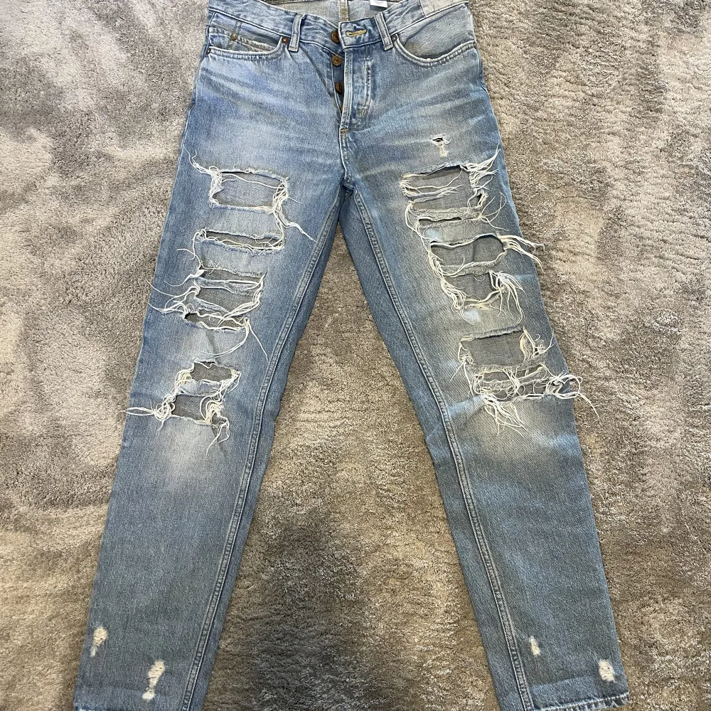 Priset är förhandlingsbart. Blåa ”boyfriend low waist” jeans från H&M. Storlek 34. Super snygga och sköna. Säljs för att de är för små. Frakten betalar köparen själv.. Jeans & Byxor.