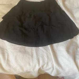 Svart volangkjol only - Helt oanvända svart volangkjol från Only i storlek S. Säljer den för att den är för stor för mig. Kan mötas upp vid slussen eller där om kring eller skicka den❤️. 