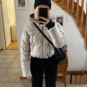 Puffer jacket - Beige puffer jacket från chiquelle. Sparsamt använd, köpte för 800. 