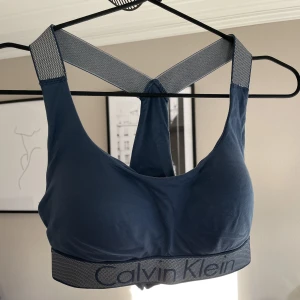 Mjuk Calvin Klein bh - Världens skönaste bh/topp från Calvin Klein i en ursnygg blå färg. Den är knappt använd 