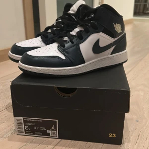 Nike Air Jordan 1 Mid  - Jordans Armory navy/white-black. Använda 2 gånger