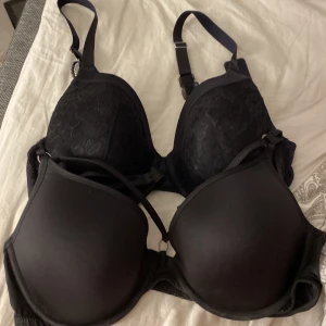 Bh - Säljer två styckna svarta bhar. (För stora för mig) Swipe för första bhn: storlek 85B.  Andra bhn: storlek 80B, spets. 40kr/st+ frakt