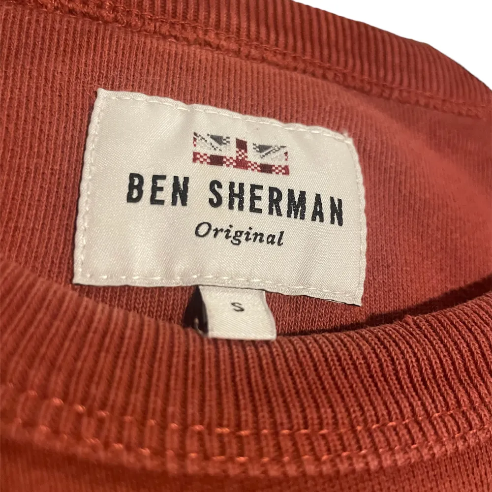 Säljer denna fina men använda Ben Sherman tröjan i storlek S. Den är i fint skick utan fläckar osv.  Köptes på Barkaby i stockholm för 699 kr! ”Måltalvan” är i ett speciellt matrial som ni kan se på bild nr 2, det är alltså inte ett tryckt motiv (:. Hoodies.