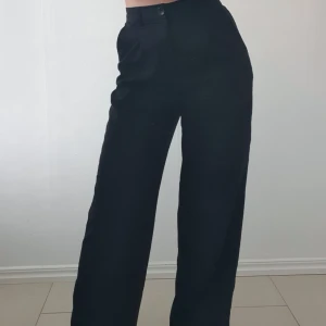 Kostymbyxor - Svarta, högmidjade kostymbyxor. Från H&M. För referens är jag 172cm. 