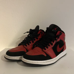 Jordan 1 Mid Reverse Bred - •Jordan 1 Mid Reverse Bred •Storlek: 40,5 (US:7) •Cond: 9/10 •Nypris: 1400kr Mitt pris: 600kr