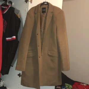 Kappa - Brun kappa till salu, storlek S men passar över M och L. nyskick. Aldrig använt