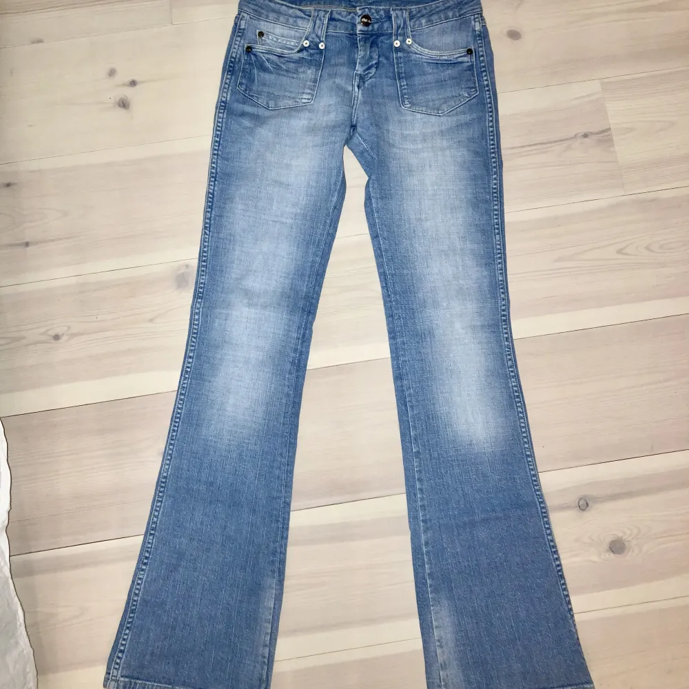 Ett par low Rise straight/bootcut jeans ifrån wrangler i storlek 27/34. Köpta här på Plick utav en  tjej men var aningen för korta för mig som är 175cm tyvärr😩. Jeans & Byxor.