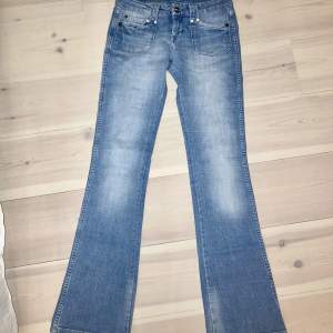 Ett par low Rise straight/bootcut jeans ifrån wrangler i storlek 27/34. Köpta här på Plick utav en  tjej men var aningen för korta för mig som är 175cm tyvärr😩