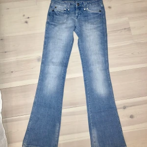 Low Rise jeans  - Ett par low Rise straight/bootcut jeans ifrån wrangler i storlek 27/34. Köpta här på Plick utav en  tjej men var aningen för korta för mig som är 175cm tyvärr😩
