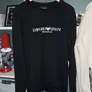 Armani tröja - Säljer armani tröja som jag köpte för två år sen. Storlek M men passar om du är en L. Pris kan diskuteras