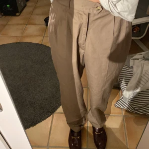 Bruna feta kostymbyxor  - Sköna bruna kostymbyxor som är ganska breda. De sitter som 32/34 så ganska långa 