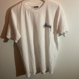 Our legacy workshop x Stussy medium t shirt vit - Vit medium, Our legacy x stussy, sitter som en large