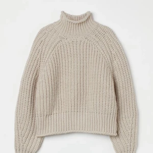 Stickar tröja från hm - Beige färgad stickad tröja från hm i storlek S