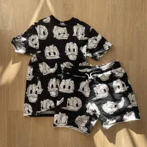 Mjukis-set ✨ - Är i fint skick men har en fläck (se andra bilden), syns inte så mycket men den är där! 😅 Är i storlek medium men sitter mer som large.  Skriv gärna för fler bilder/ andra funderingar 💓💓 