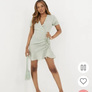 Grön klänning från Nelly - Jättefin grön klänning från Nelly i storlek 40. 200kr + frakt 29kr