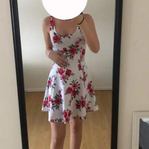 Säljer denna sommar klänning ifrån H&m då den inte kommer t användning. Använd få tal gånger och mycket fint skick. Jag är 162cm. (Frakten ligger på 60kr)
