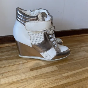 Klackar  - Köpet dessa för flera år sedan och har inte haft andvändnkng av de sedan dess. Väldigt bekväma och fina 💕