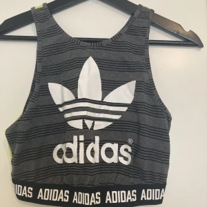 Sporty crop top frem Adidas  - Superfin och sporty topp från Adidas med neongrön baksida! I jättefint skick, utan någon defekter. 