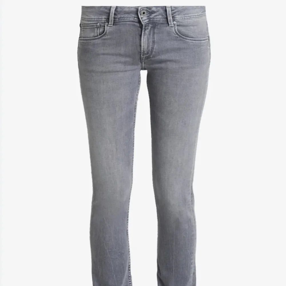 Pepe Jeans! Köpte här på plick och efter det är dom endast testade. Bra i längden på mig som är 160-164 Lägg ett bud🫶. Jeans & Byxor.