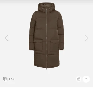 Brun jacka - Brun lång jacka ifrån Objekt i storlek S. Jag är en XS och skulle säga att den passar både S/M. Nyskick. Ord pris 1000:-