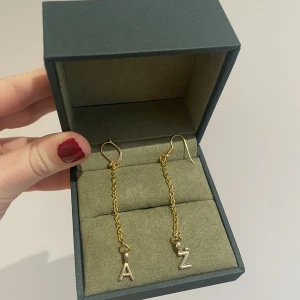 Örhängen  - Säljer dessa örhängen i olika bokstäver du kan själv välja vilken bokstav du vill ha❤️❤️