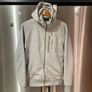 Sail racing zip hoodie - Sail racing zip hoodie storlek M köpt för 1300kr säljer för 1000kr pris kan diskuteras, knappt använd och är i mycket bra skick