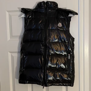 Moncler väst - Säljer en  Moncler väst, storlek 1 (S). Köpt secondhand så är inte säker på om den är äkta. Den är i fint skick. 