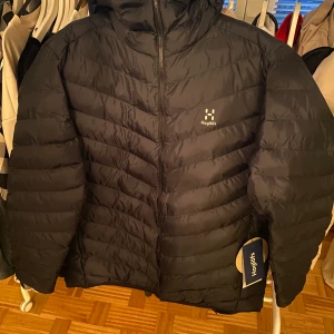 Haglöfs jacka herr  - Helt oanvänd haglöfs dunjacka. 👏🏼 Säljs i storlek XXL men kan bäras av XL och L. Nypris 2000kr.  Säljes pga inte fått användning för den. 