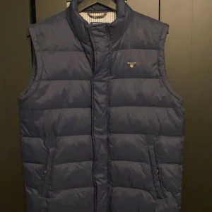 Gant Väst - Säljer min Gant Väst, bara använt några gånger tills jag tyckte den inte passa mig.  Storlek M