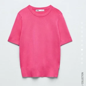 Zara stickad T-shirt - Säljer denna fina rosa finstickade t-shirt från zara💗Köptes i somras och är endast använd 2-3 gånger så i toppen skick🌸Kan absolut skicka egna bilder vid intresse😚