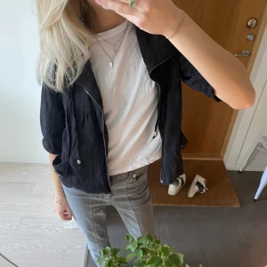 Trekvartärmad jacka - Sååå snygg trekvartsärmad tunn jacka/ kofta, aldrig använd 