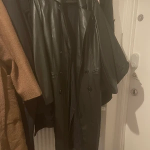 Skinnkappa - lång (fuskskinn) - Säljer denna köpt från Cholé B’s kollektion på NAKD våren 2021, knappt använd i storlek 36. Men är mer som en M 