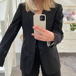 Svart kavaj  - Svart basic kavaj perfekt för fest och vardag! Storlek oklar men passar med som är S/M, märket är bläck❤️