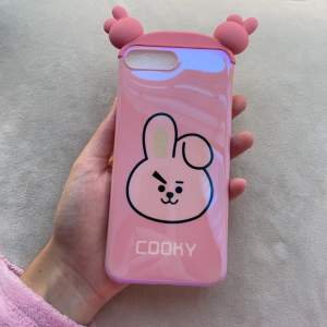 Cooky från BTS mobilskal som är till Iphone 7 plus, helt ny och oanvänt 💞 Frakten är 13, skriv om du är intresserad! .* ⋆·˚࿔*:･*·