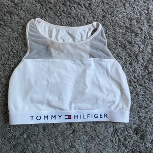 Tommy Hilfiger top - Vit top från Tommy Hilfiger i storlek M (liten i storleken, mer som S). Knappt använd.