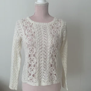 Vit stickad tröja - Vit stickad tröja för 40kr, kan frakta men kan också mötas upp och lämna över i Trollhättan, Mellerud, Vänersborg och Uddevalla. 