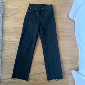Weekday jeans i modellen voyage (skulle säga att de är straight)💓 superfin passform men passar tyvärr inte mig längre och därför säljer jag