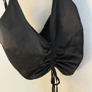 Satin topp - Svart vanlig satin topp.
