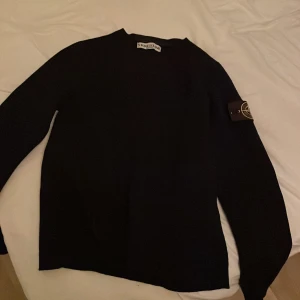 Stone island  - Stone island bomull tyvärr så är den tvättat i för hög värme så den har krympt.  Stroleken skulle jag säga är xs 