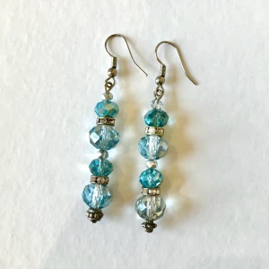 Handmade glasörhängen  - Ett par örhängen av glaspärlor som jag har tillverkat själv. De skimrar och glittrar. Fraktsätt kan diskuteras. 