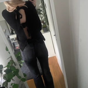 Öppen rygg  - En skit snygg tröja med öppen rygg. Det är som en kofta fast man knyter bakifrån med tre knutar. 