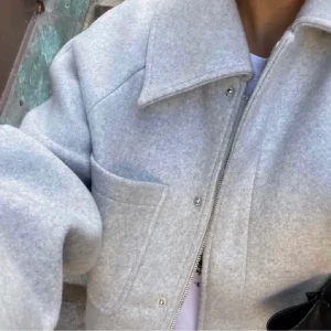 Grå Jacka NAKD - Hej! Säljer denna slutsålda jacka från NAKD! Stl 36, varsamt använd💕(Lånade bilder)